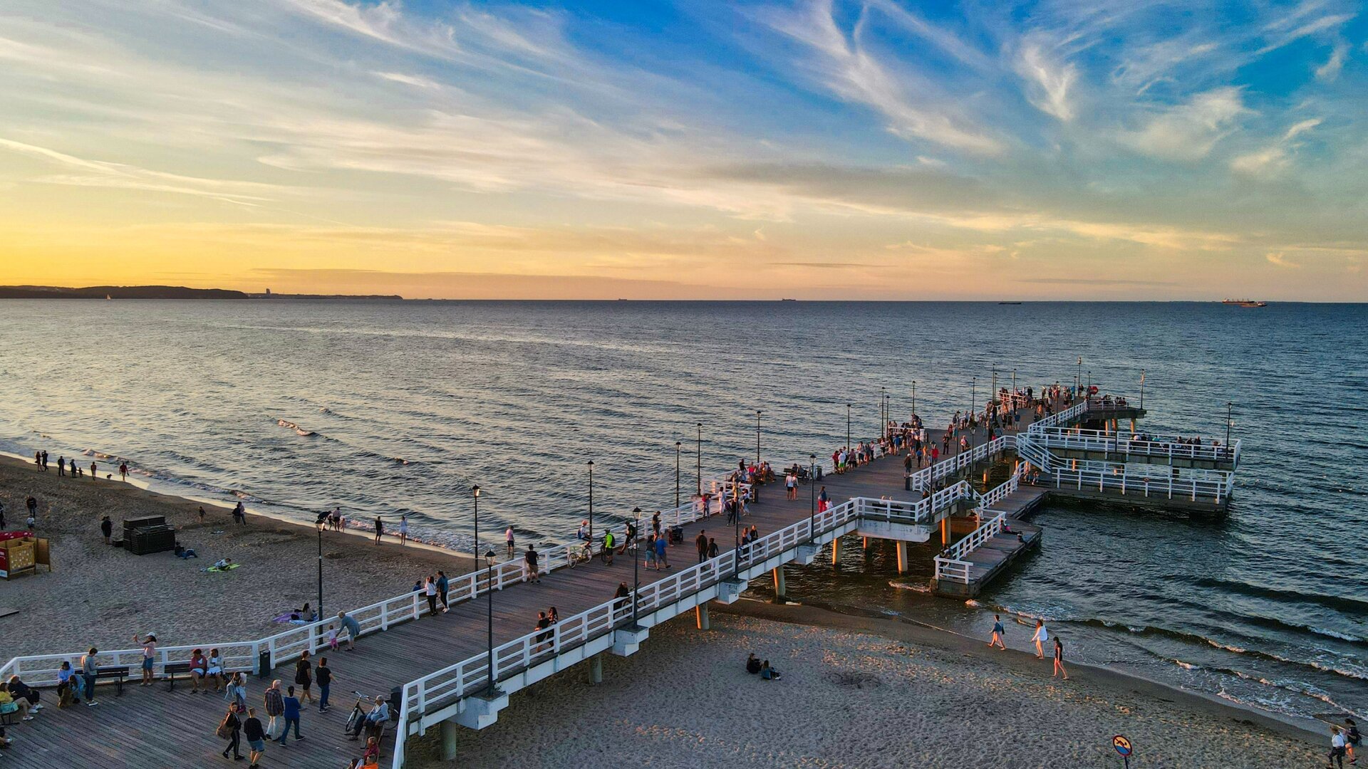 Plaża i molo w Brzeźnie o zachodzie słońca